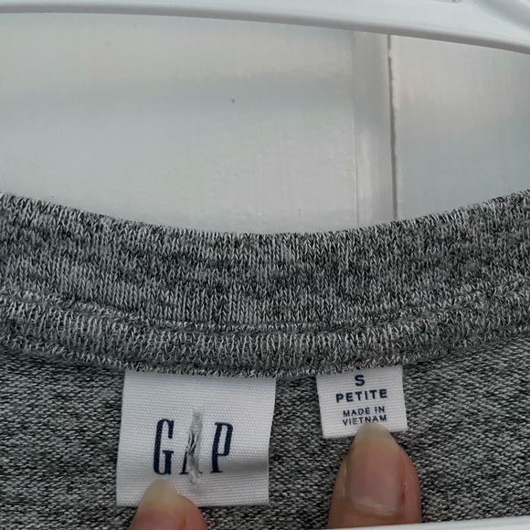 GAP Women’s Top - Picture 2 of 3